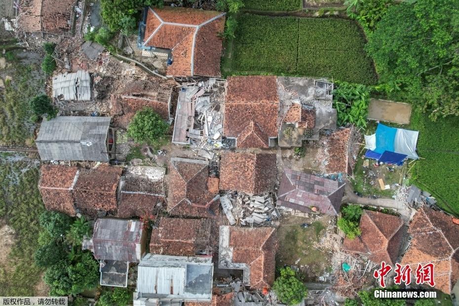 印尼發生5.6級地震 震中區域房屋密集皆被夷為平地