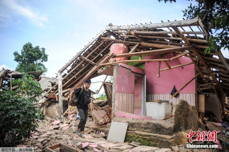 印尼发生5.6级地震 震中区域房屋密集皆被夷为平地