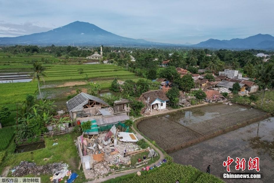 印尼发生5.6级地震 震中区域房屋密集皆被夷为平地