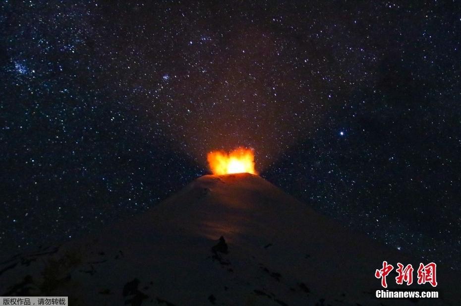 智利比亚里卡火山现活跃迹象 夜空下山顶火光溢出