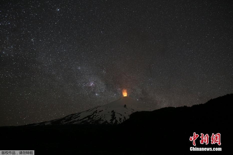 智利比亚里卡火山现活跃迹象 夜空下山顶火光溢出