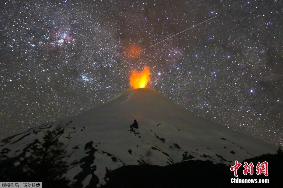 智利比亞里卡火山現活躍跡象 夜空下山頂火光溢出