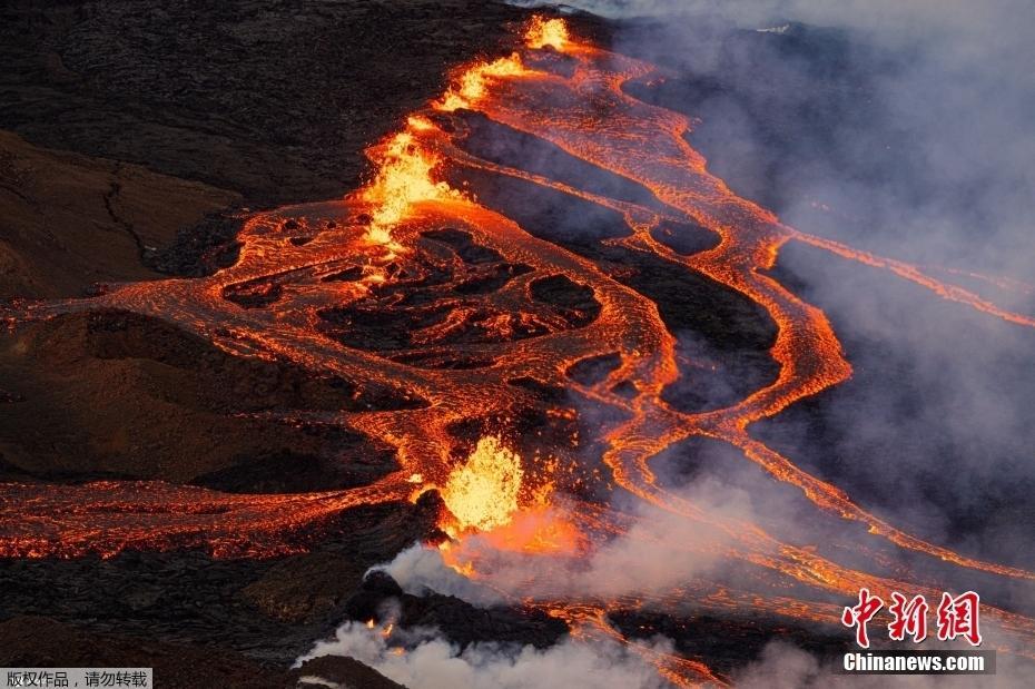 世界最大活火山开始喷发 岩浆喷涌而出顺流而下