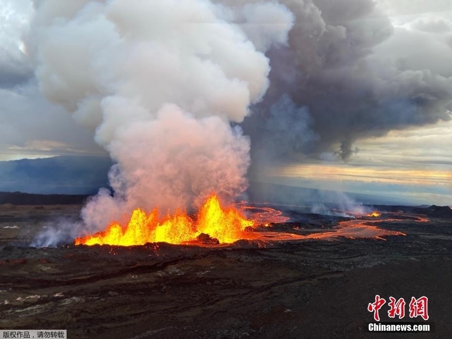 世界最大活火山开始喷发 岩浆喷涌而出顺流而下
