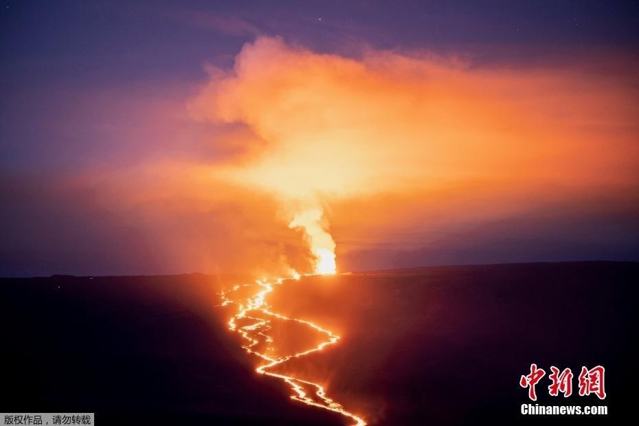 美国夏威夷莫纳罗亚火山喷发未减弱 岩浆逼近交通干道