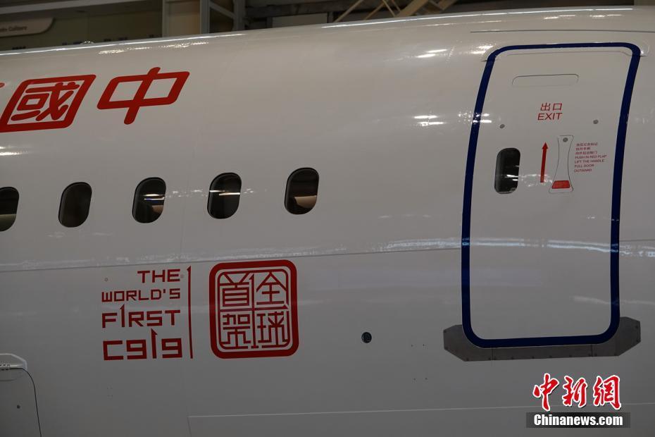 中國國產(chǎn)大型客機(jī)C919全球首架交付飛機(jī)正式交付用戶