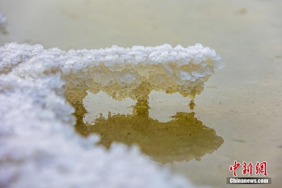 山西运城冬日千年盐湖绽放硝花