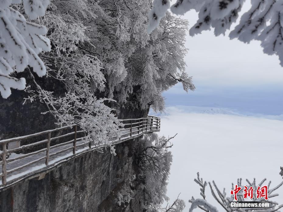 陜西漢中龍頭山銀裝素裹 云海霧凇齊現(xiàn)