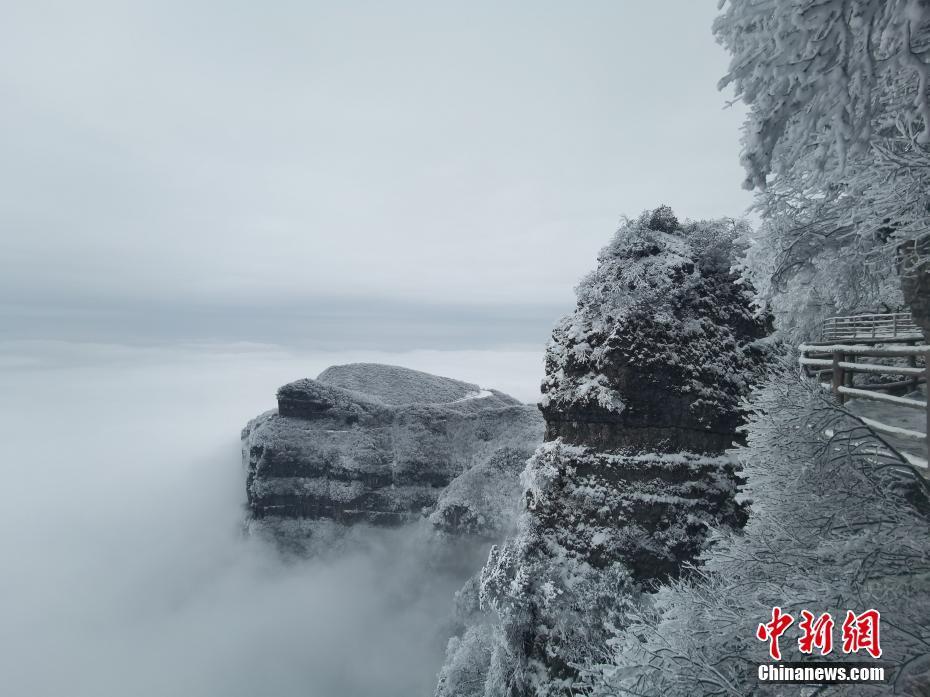 陜西漢中龍頭山銀裝素裹 云海霧凇齊現(xiàn)