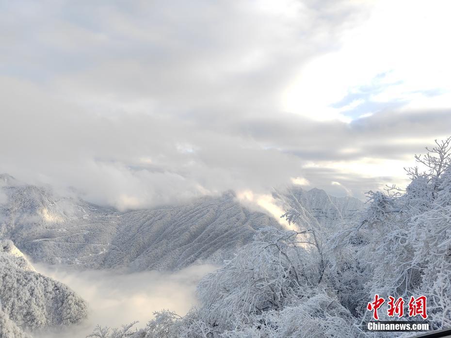 陜西漢中龍頭山銀裝素裹 云海霧凇齊現(xiàn)