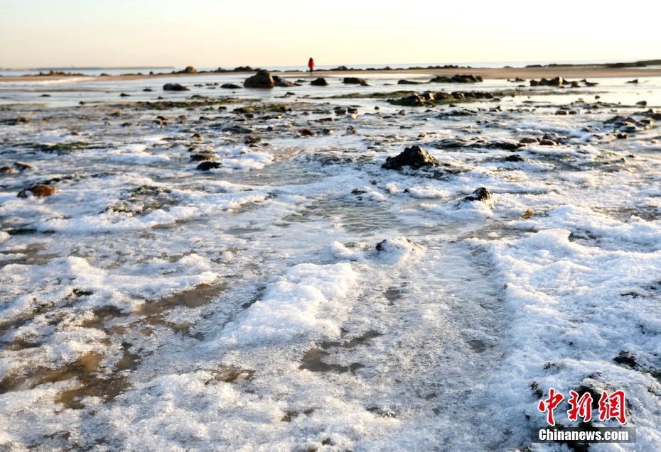 解鎖一道冬日美景 山東日照海濱出現(xiàn)大范圍海冰