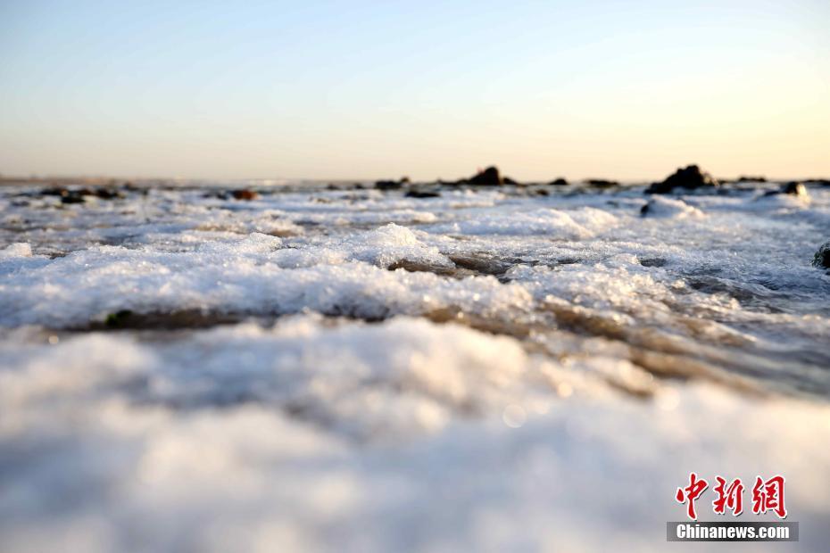 解鎖一道冬日美景 山東日照海濱出現(xiàn)大范圍海冰