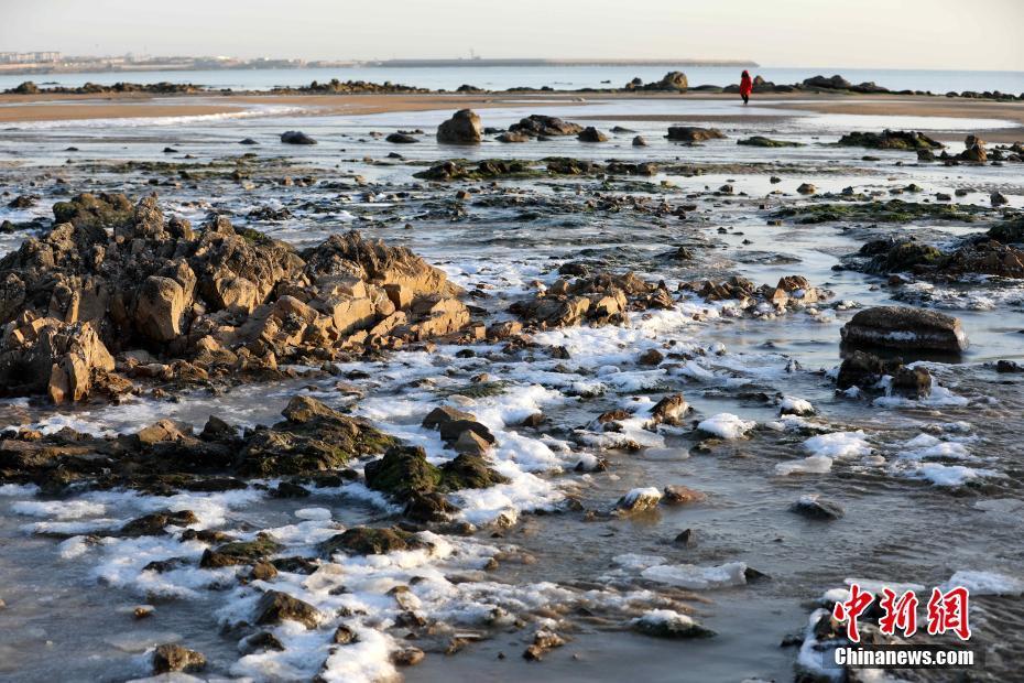 解鎖一道冬日美景 山東日照海濱出現(xiàn)大范圍海冰