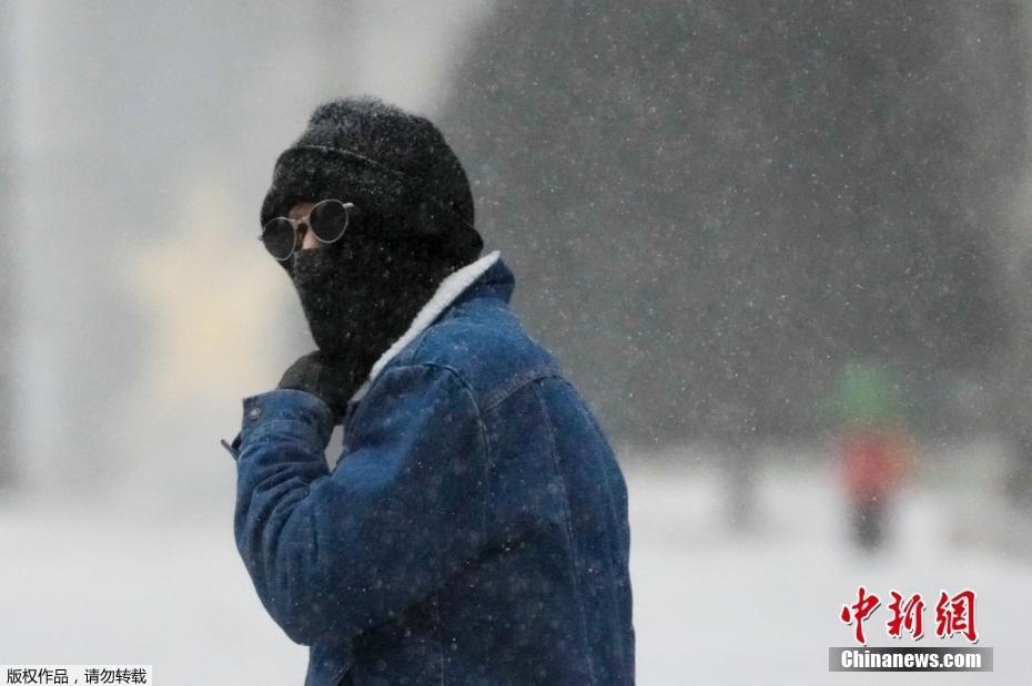 美國(guó)多州遭遇暴風(fēng)雪天氣 民眾“捂裝”出行