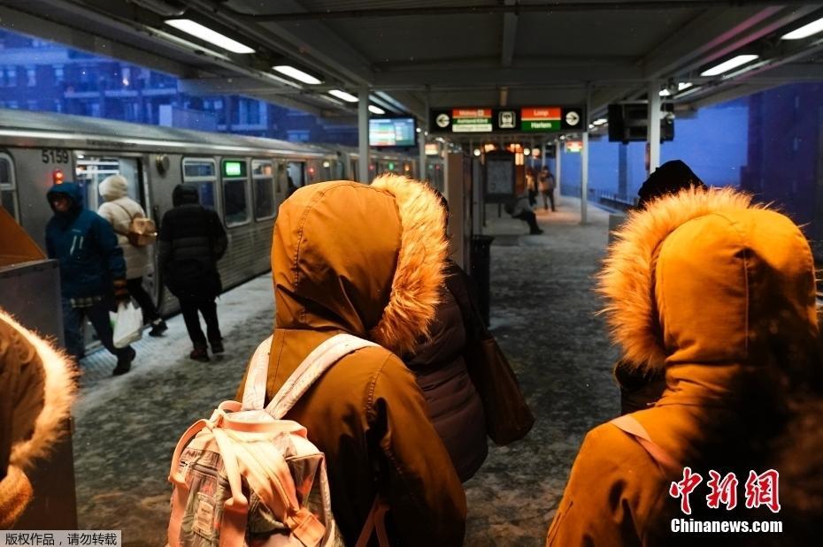 美國多州遭遇暴風雪天氣 民眾“捂裝”出行