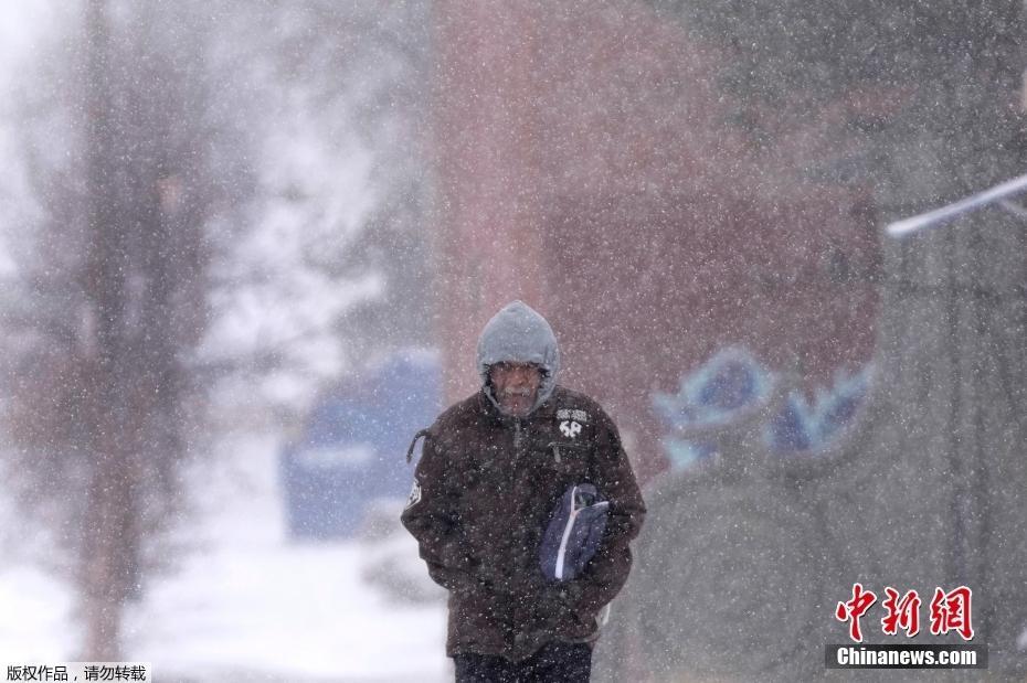 美國多州遭遇暴風(fēng)雪天氣 民眾“捂裝”出行