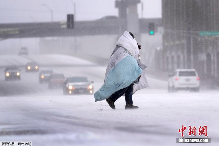 美國多州遭遇暴風(fēng)雪天氣 民眾“捂裝”出行