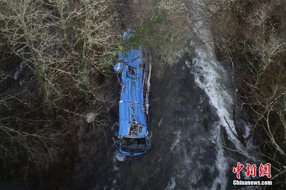 西班牙公共汽車墜崖事故遇難人數(shù)上升至7人