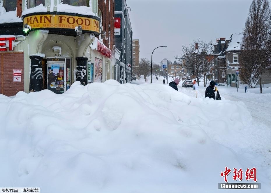 美国纽约遭暴雪袭击 街头积雪成山-中国侨网