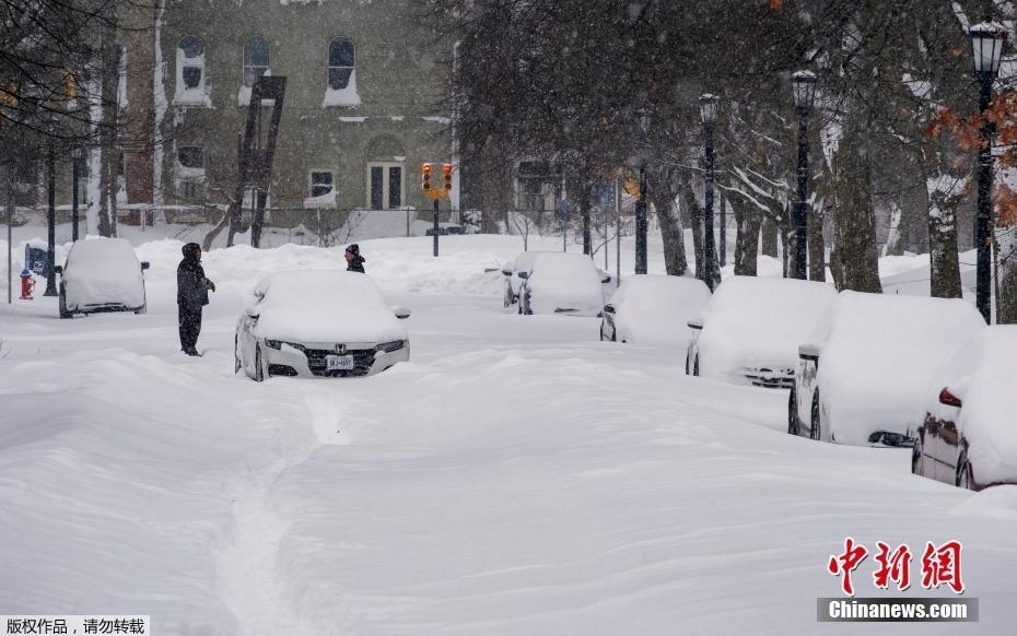 美國(guó)紐約遭暴雪襲擊 街頭積雪成山