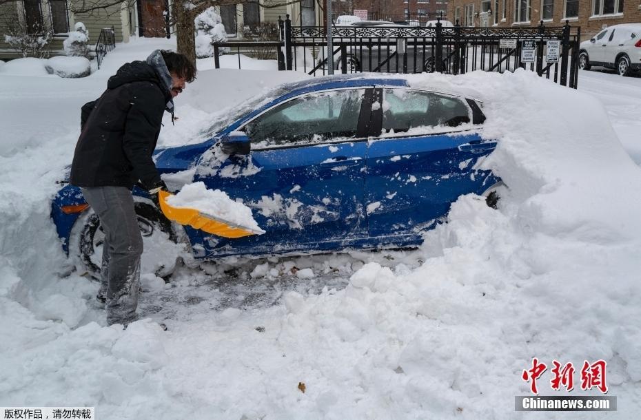 美国纽约遭暴雪袭击 街头积雪成山-中国侨网