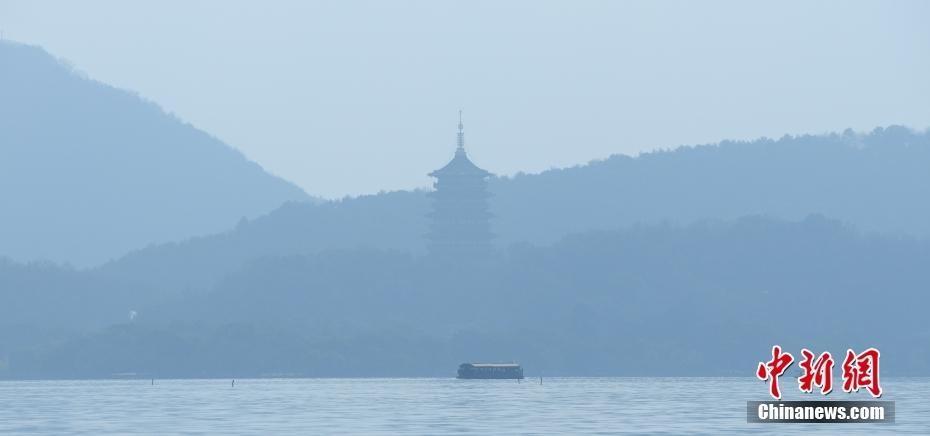 杭州西湖“山色空蒙”冬景迷人