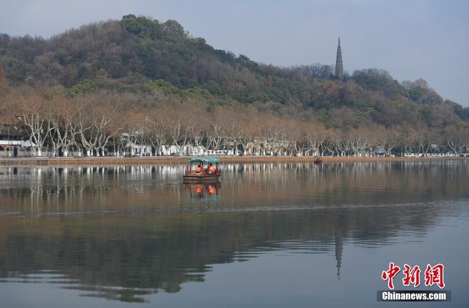 杭州西湖“山色空蒙”冬景迷人