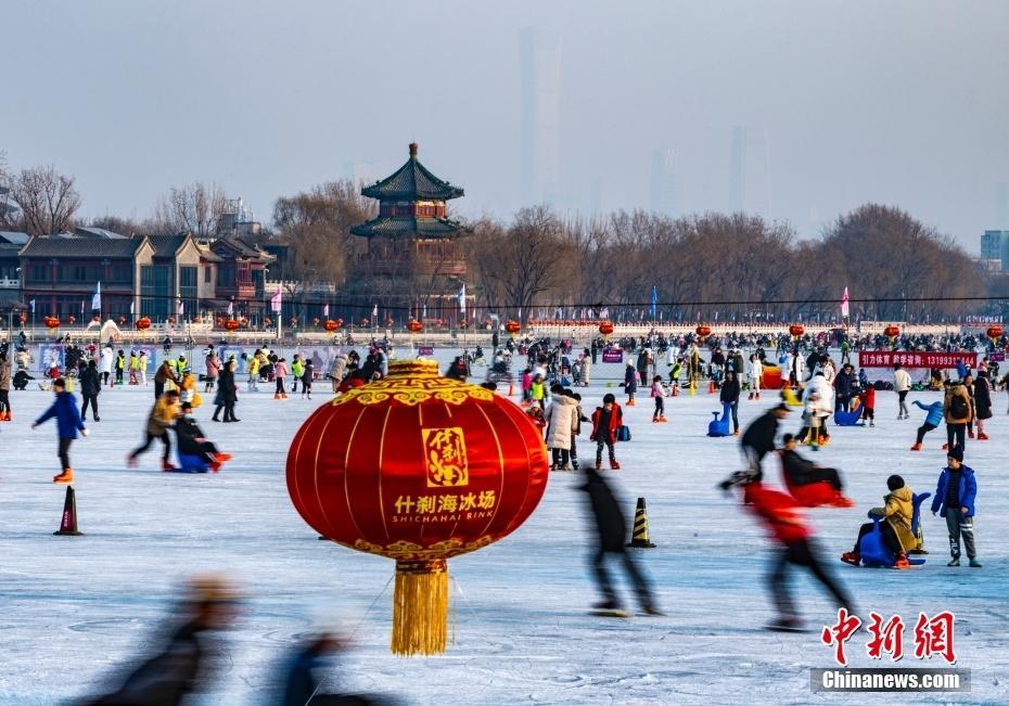 北京市民“小寒”嬉冰