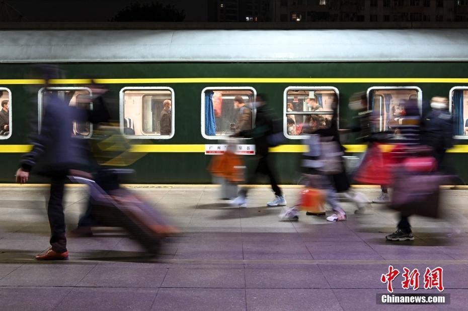 【圖刊】春運首日 圖看回家路上的“關(guān)鍵詞”