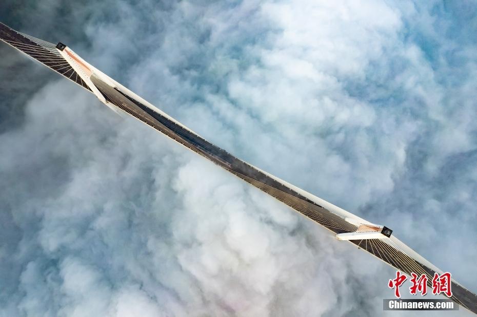 重慶：云端大橋如夢(mèng)幻仙境