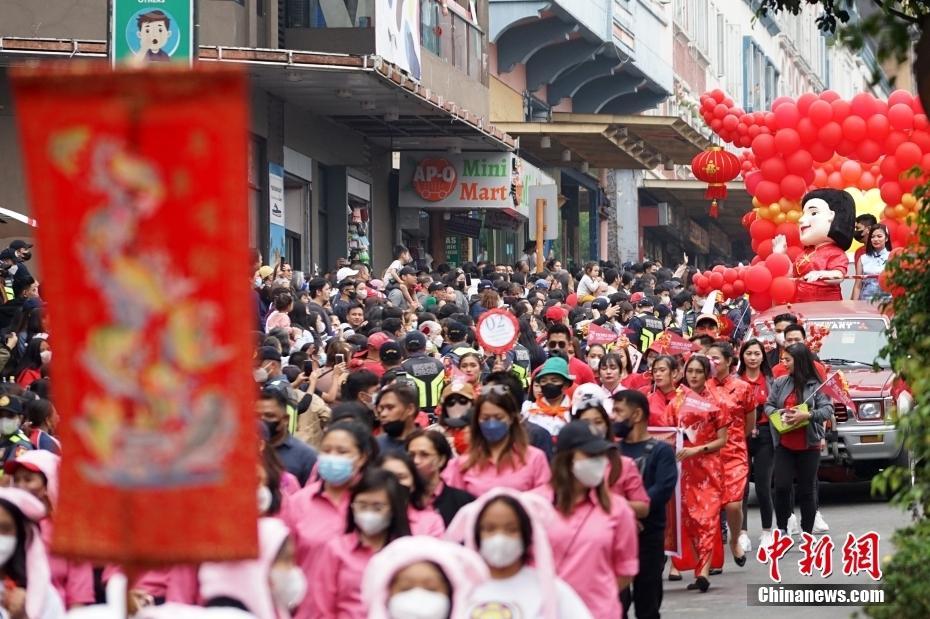 菲律宾北部城市碧瑶举办盛大游行 庆祝中国春节