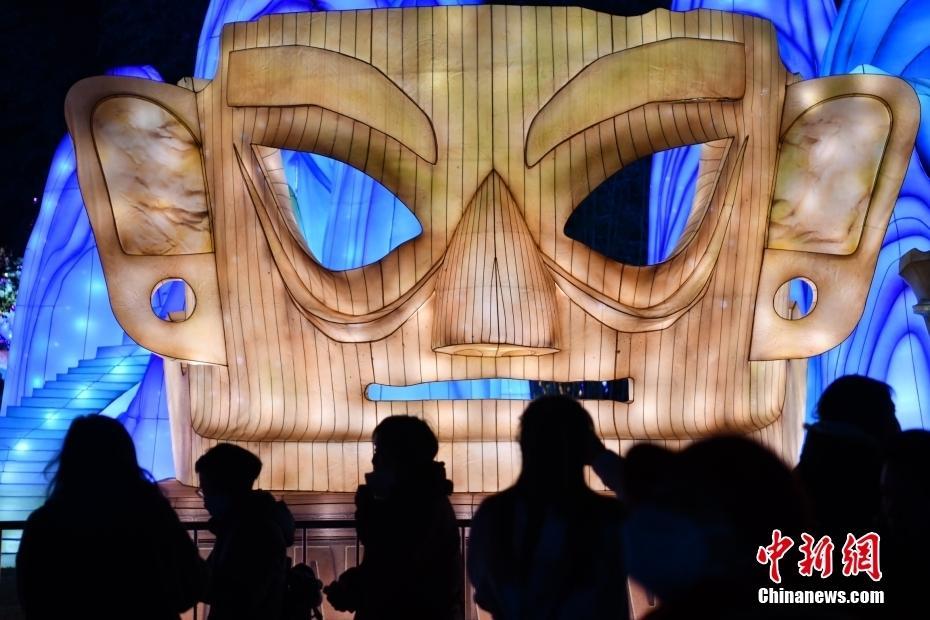 成都金沙遗址打造“青铜面具”主题灯组吸引游客