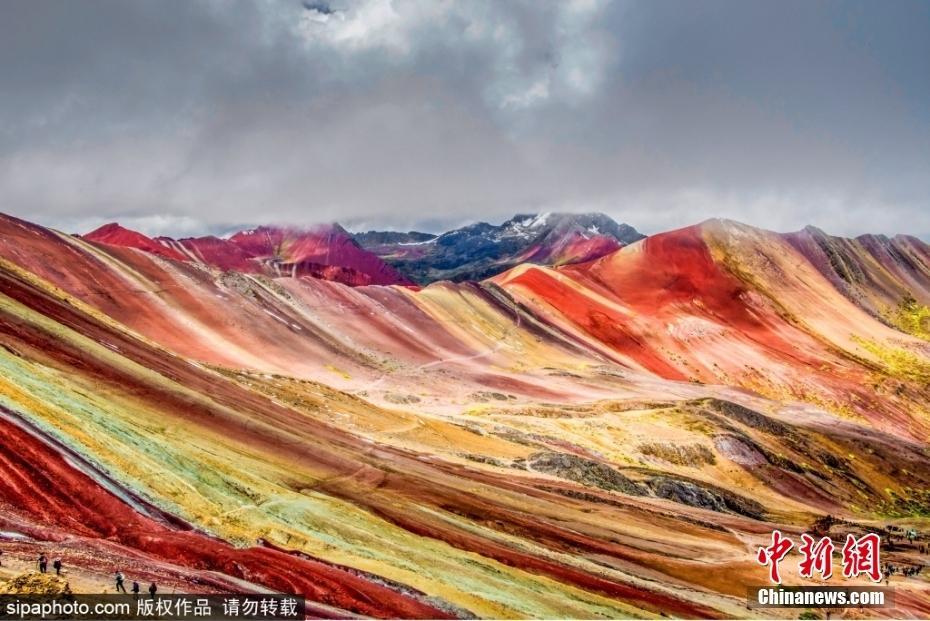 美到失真！秘鲁“彩虹山”彩带交织似大自然的画作