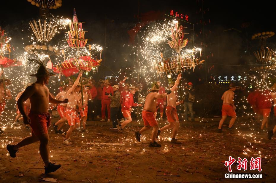 國家級非遺項目喬林煙花火龍在廣東揭陽上演