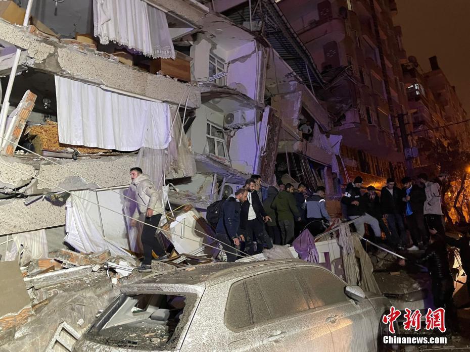 土耳其发生7.8级地震 部分房屋扭曲变形