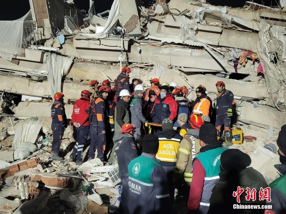 中国救援队抵哈塔伊灾区投入救援 与土方共同营救出一名孕妇