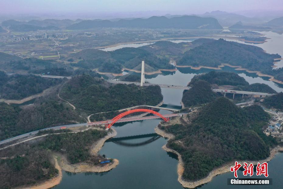 航拍貴州清鎮(zhèn)花魚洞大橋