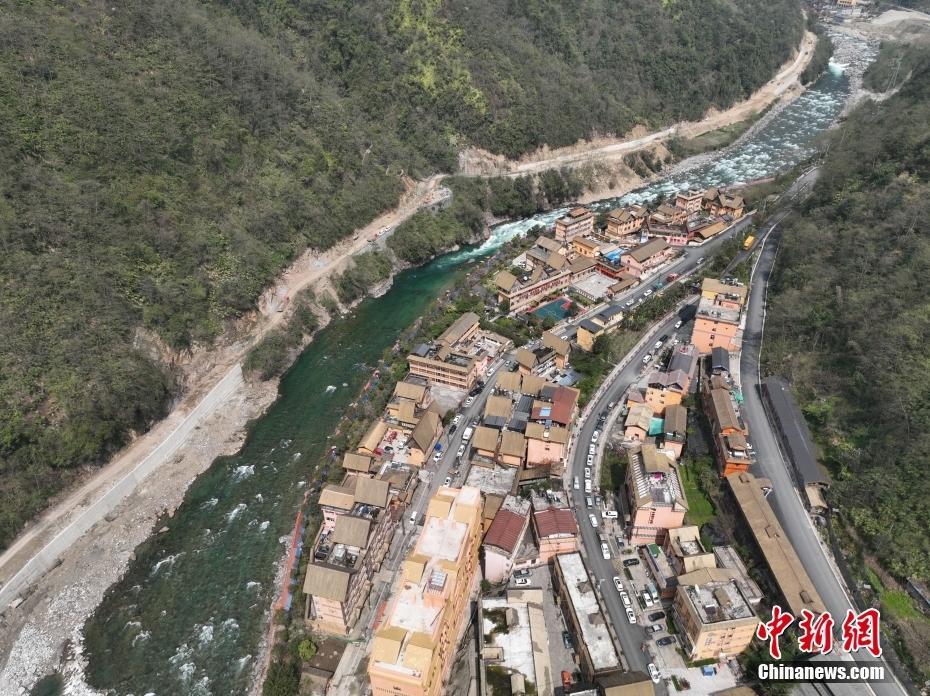 俯瞰秘境獨(dú)龍江 醉人山水宛如蛟龍盤臥山間