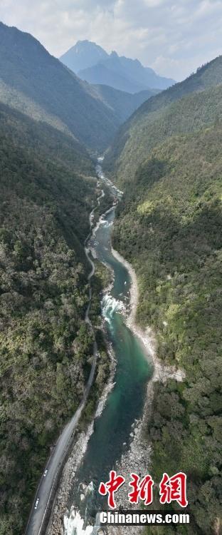 俯瞰秘境獨(dú)龍江 醉人山水宛如蛟龍盤臥山間