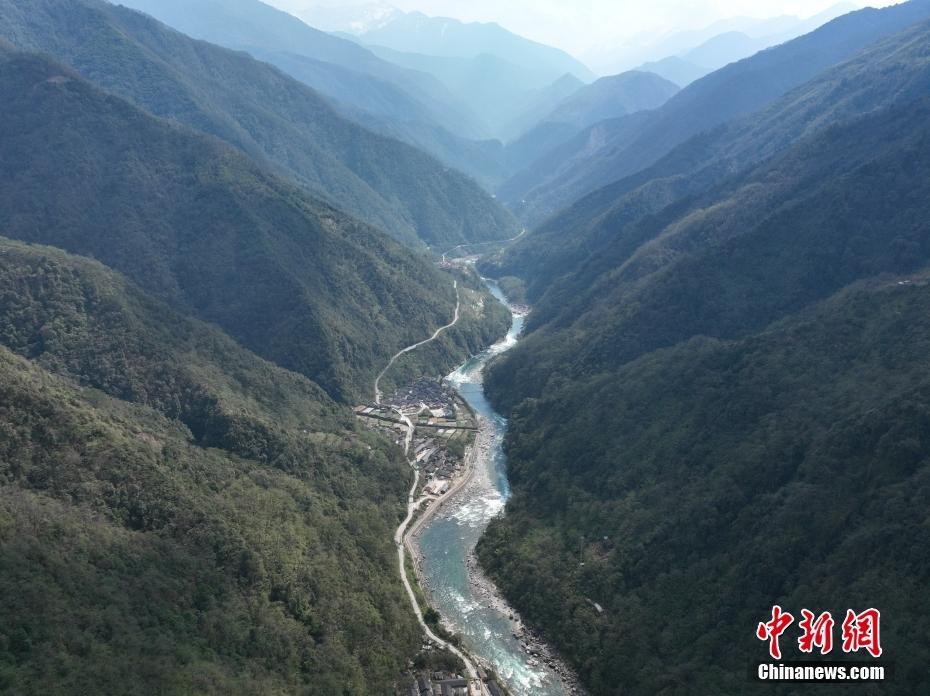 俯瞰秘境獨(dú)龍江 醉人山水宛如蛟龍盤(pán)臥山間