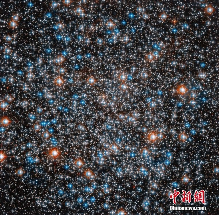 哈勃望远镜捕捉人马座M55球状星团壮观景象