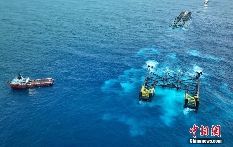 中海油深圳“恩平20-4”万吨级导管架下水