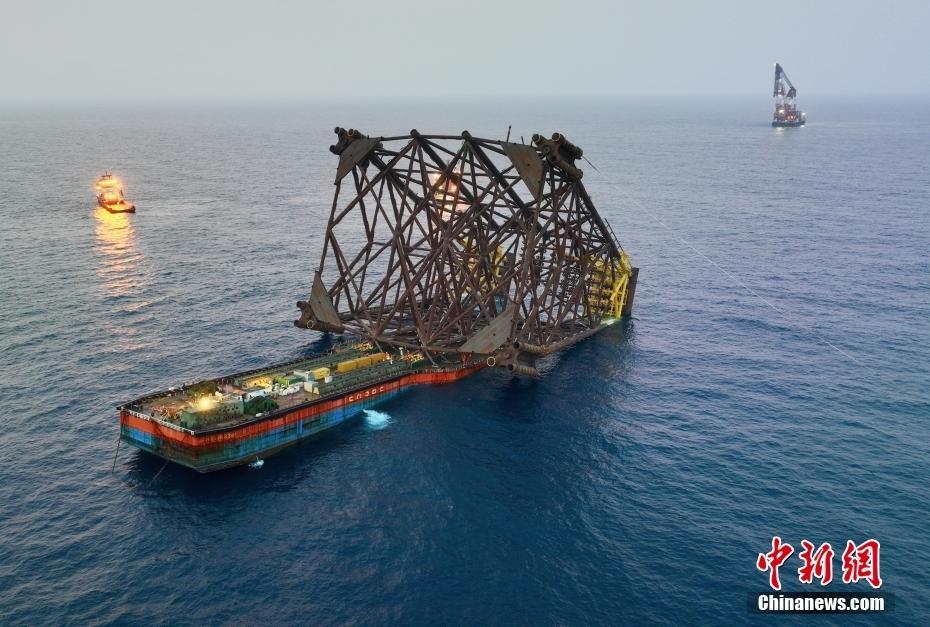 中海油深圳“恩平20-4”万吨级导管架下水
