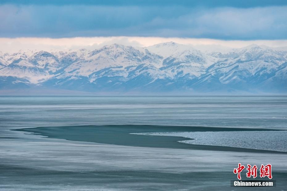 新疆賽里木湖進(jìn)入破冰融冰期 呈現(xiàn)獨(dú)特藍(lán)冰景觀