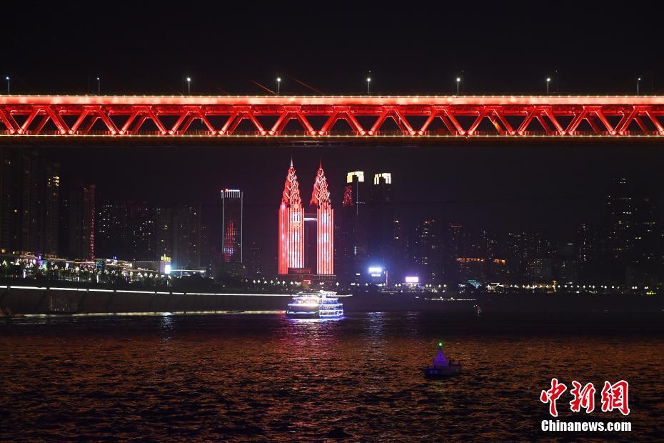 重慶兩江四岸璀璨夜景吸引海外華文媒體嘉賓體驗