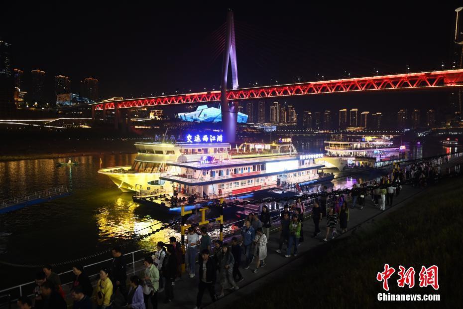 重慶兩江四岸璀璨夜景吸引海外華文媒體嘉賓體驗