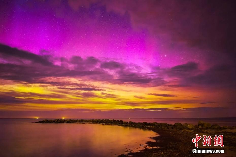 歐洲多地現(xiàn)絢爛極光 光影浮動(dòng)夜空如夢(mèng)似幻