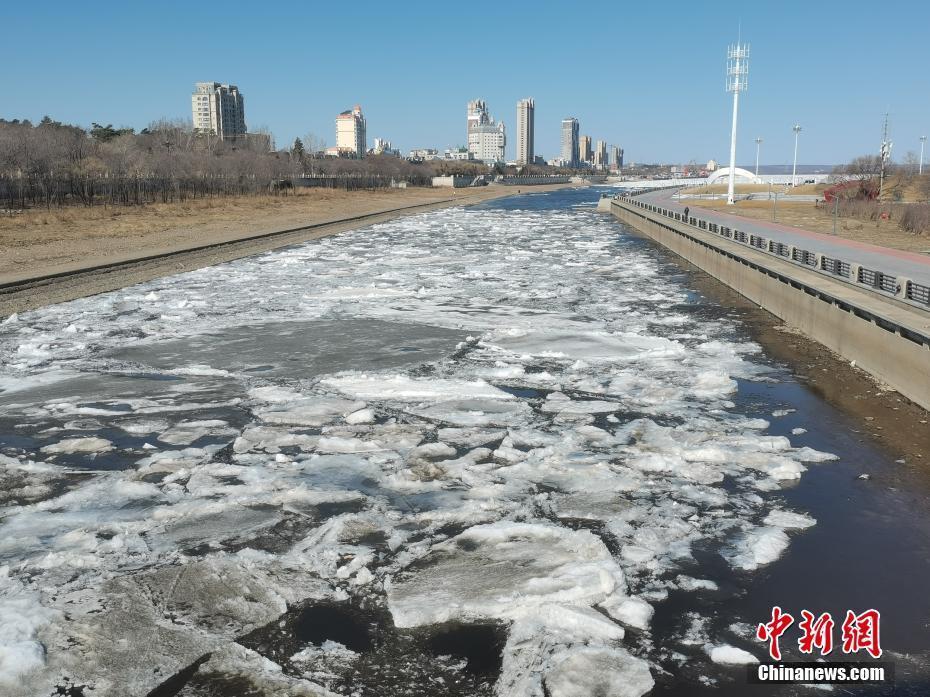 黑龍江黑河段開江冰凌漂流