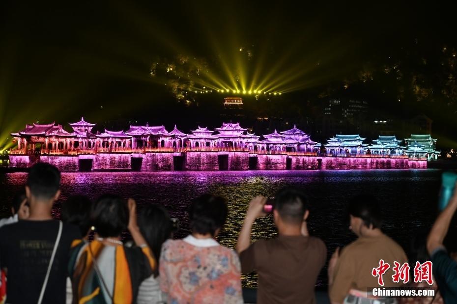 广东潮州：广济桥灯光秀吸引游客