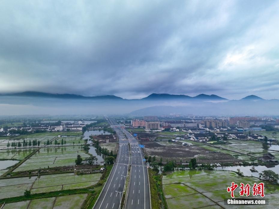 浙江溫州：雨后現(xiàn)平流霧景觀